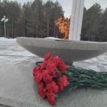 Митинг и возложение цветов у стелы Памяти с. Рощинский